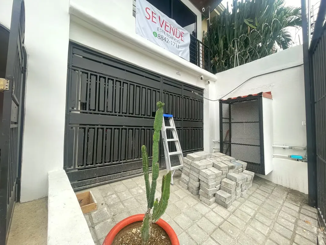 EDIFICIO CON 17 HABITACIONES Y USO DE SUELO MIXTO! P564