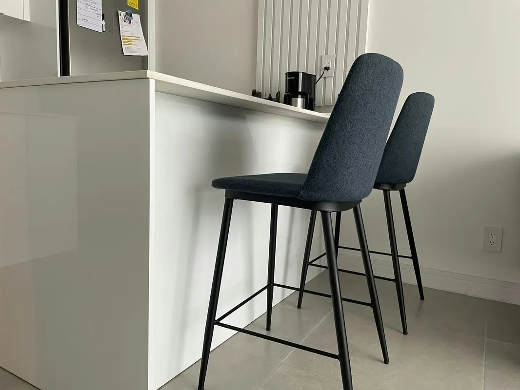 Furnished apartment in the exclusive Sky Garden Nunciatura tower. This single-level apartment is located on the 5th floor and features the following layout: