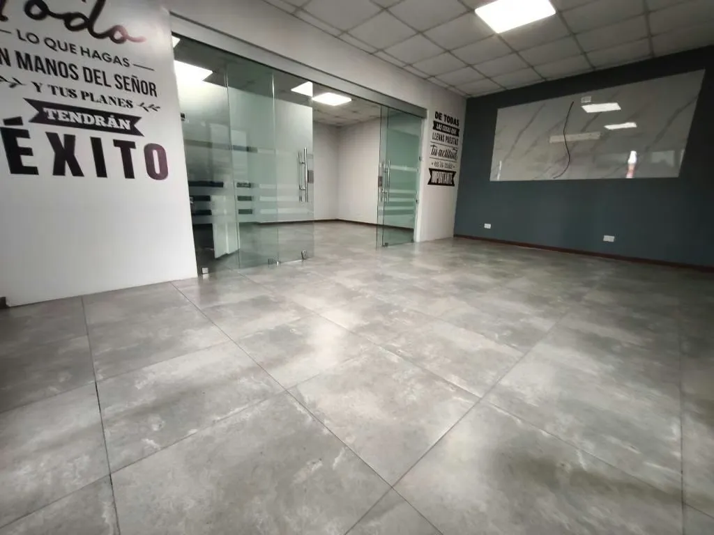 The opportunity to establish your business in one of the areas with the largest commercial movement in San Pedro. This large ...