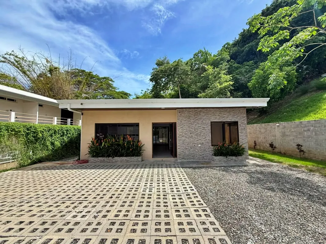 Alquiler casa con piscina y 3 habitaciones, Playa hermosa. (MV)