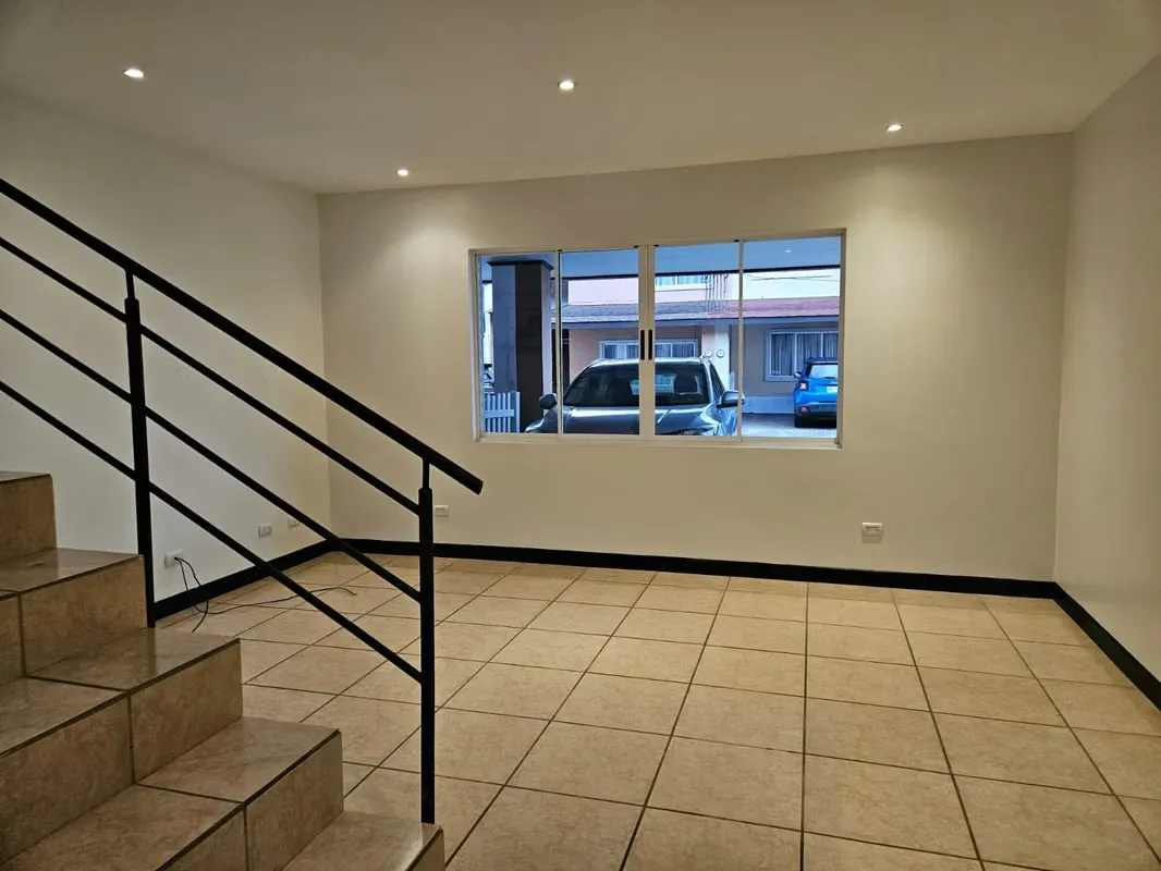 Casa de 2 Plantas en Condominio en San Pablo de Heredia
