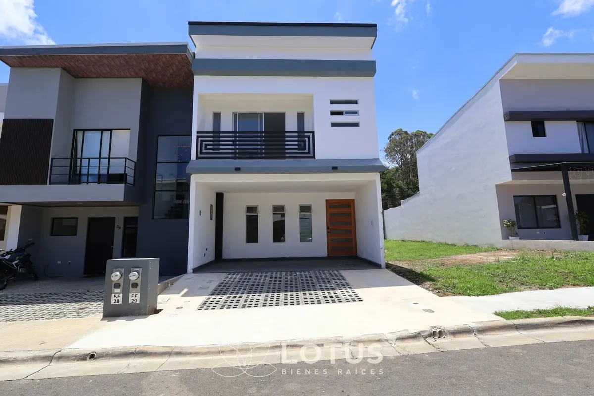 Casa de 2 niveles para estrenar con concepto abierto en Condominio La Floresta, Tres Ríos