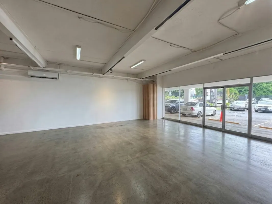 Local comercial en alquiler en Guachipelín con infraestructura corporativa lista para operar (ref : 273)