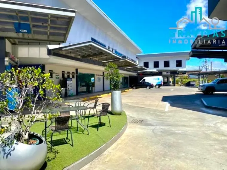 Offices available in Oficentro Tournon, near consumer and trade centers.