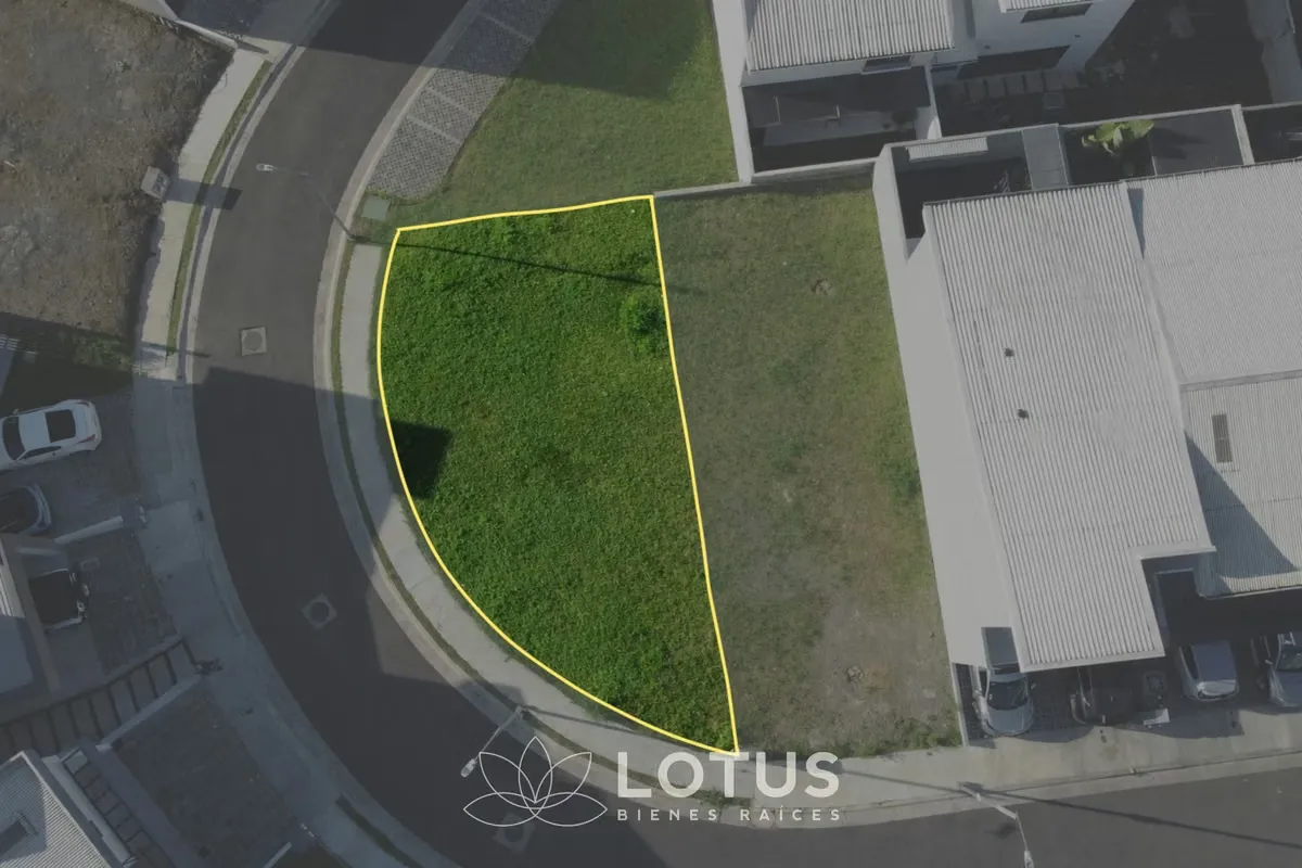 • Lote esquinero de 182 m² en Condominio La Floresta, Tres Ríos.