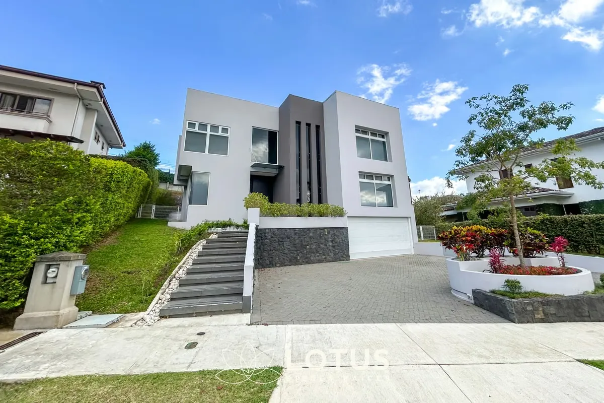 • Casa de lujo de 3 niveles Estilo Contemporáneo en Colinas de Montealegre.