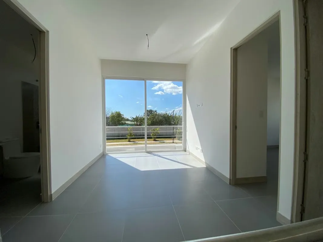 Sala, comedor, cocina, cuarto de pilas, baño de visitas, jardín, sala de TV, 3 habitaciones, 2 baños.