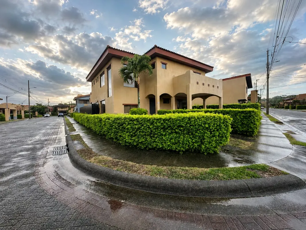 Casa en Alquiler | Condominio Eucaliptos, San Joaquín de Flores, Heredia