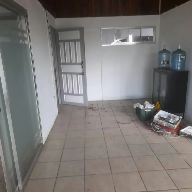 Local grande y dos pequeños