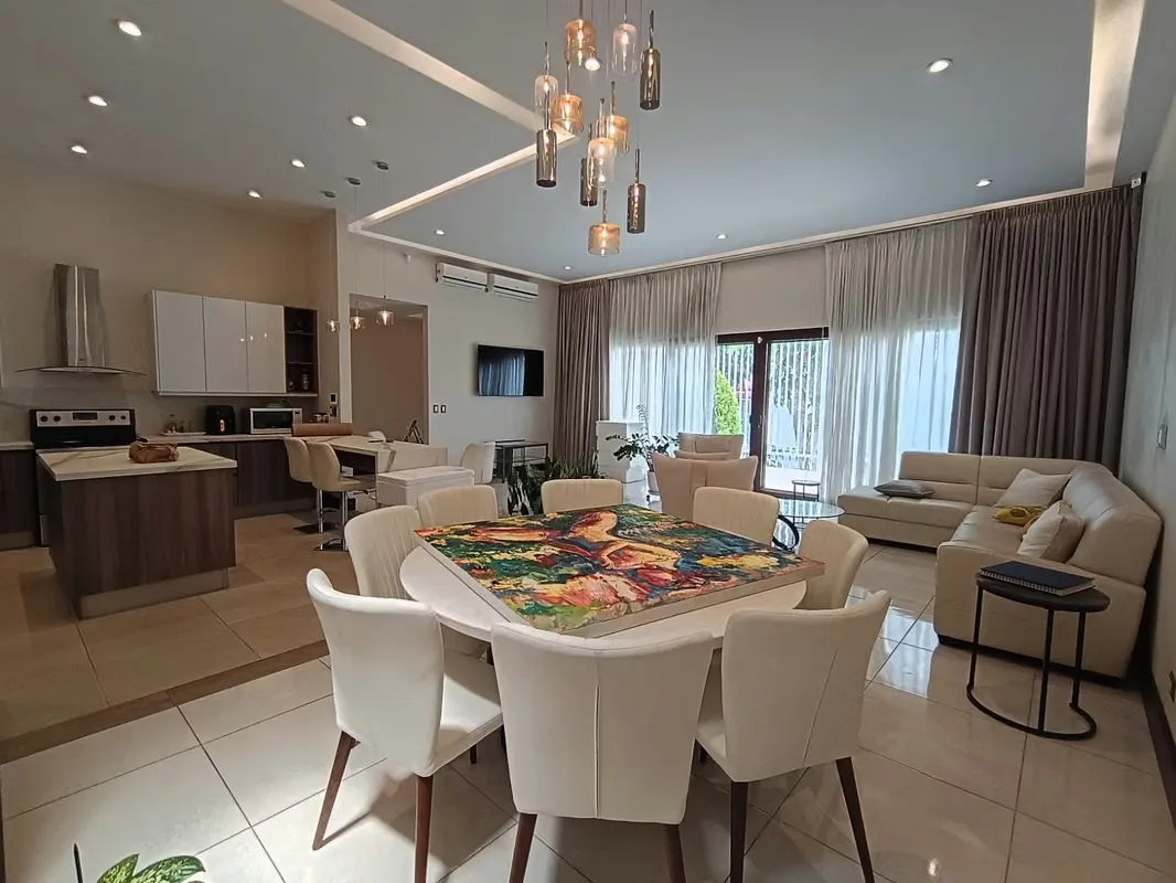 Rohrmoser, La Geroma, nueva-lujosa-amplia 280m2, 3 hab, A/C, 3 baños, sala TV, patio.