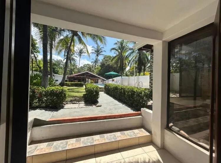 Con una casa de una planta y bungaló de dos plantas, vistas, jardines espectaculares y en una ...