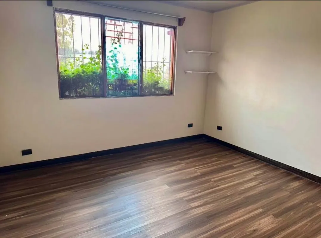 Ideal para quienes buscan un espacio versátil en una ubicación estratégica. Situada en Rohrmoser, justo ...
