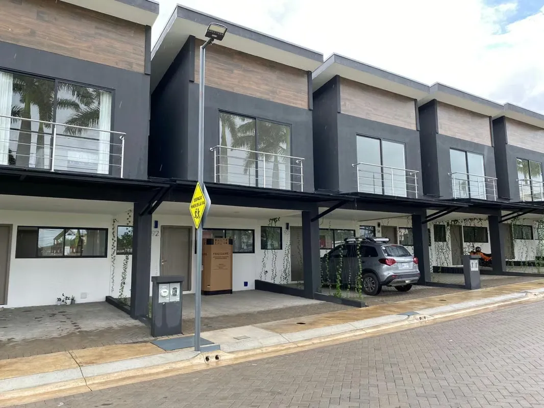 I. G Se vende casa moderna en condominio con excelente ubicación