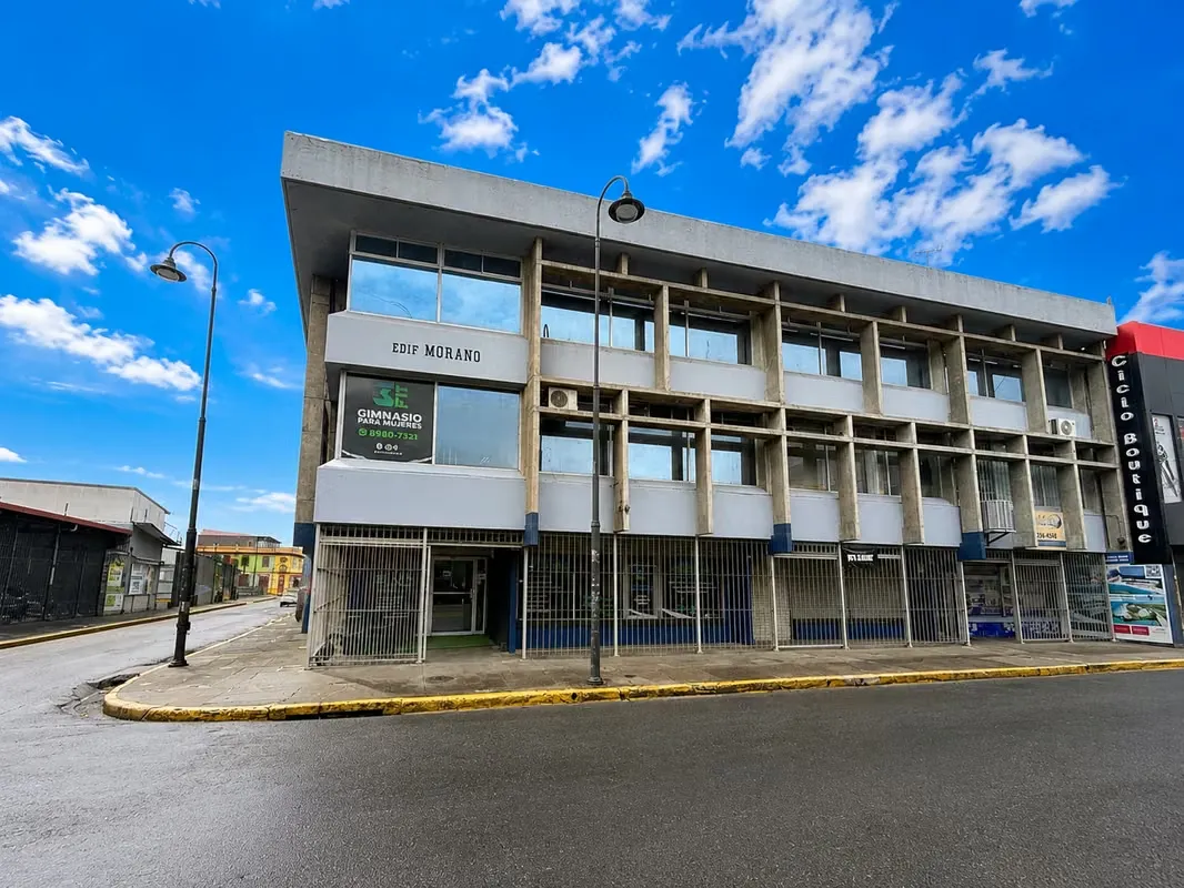 OFICINA DE 175 m² CON 5 PARQUEOS EXCLUSIVOS Y ASCENSOR