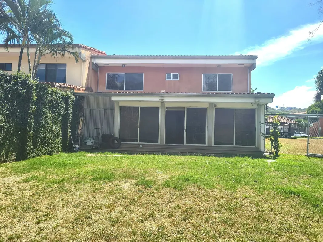 Sala, comedor, cocina, cuarto de pilas, cuarto de servicio, baño de visitas, jardin, 4 parqueos, sala de TV, 4 habitaciones, 3 baños.