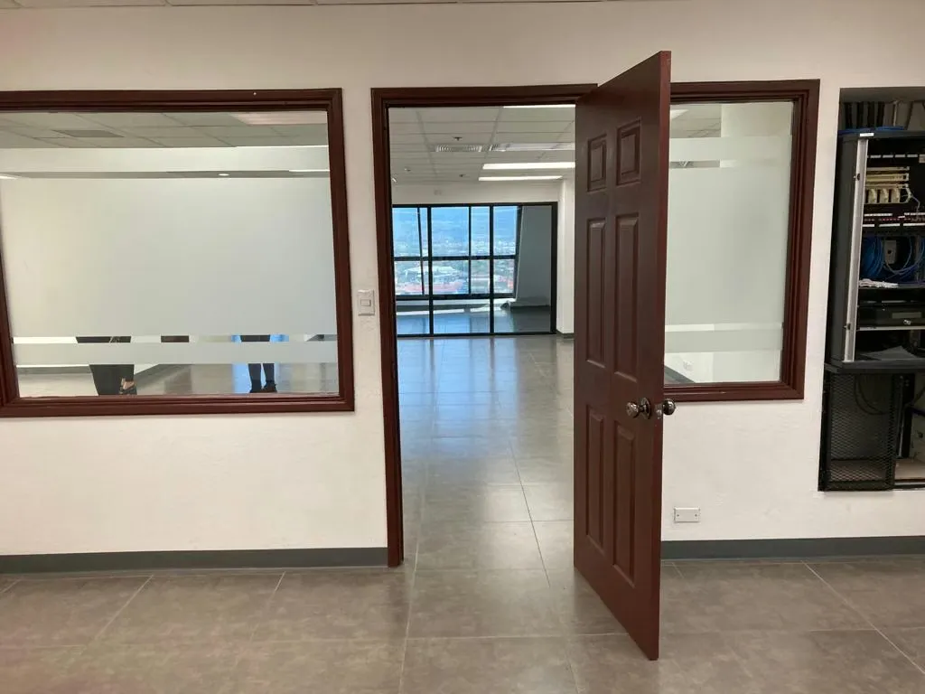 Amplia oficina corporativa de 161 m², ideal para empresas que buscan una ubicación estratégica, espacios funcionales y ...
