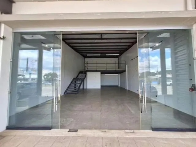 Local Lindora Excelente ubicación para comercio, oficinas o servicios.