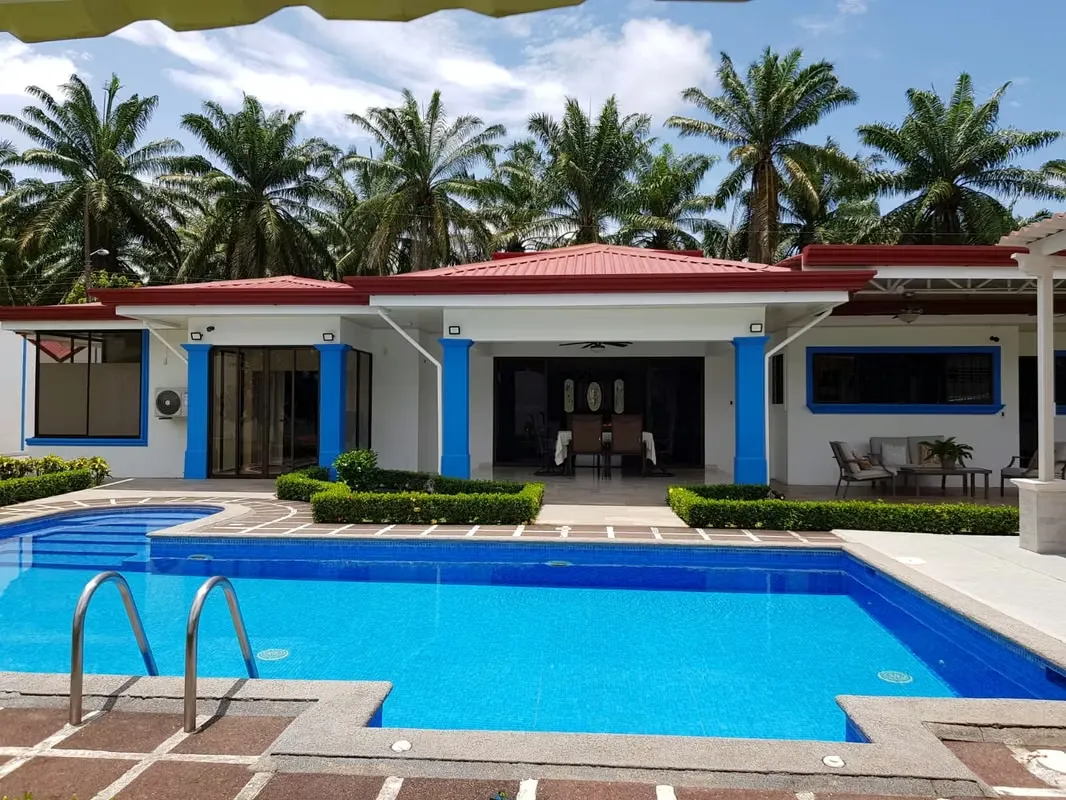 Venta de Espectacular Propiedad con Piscina en Parrita Costa Rica
