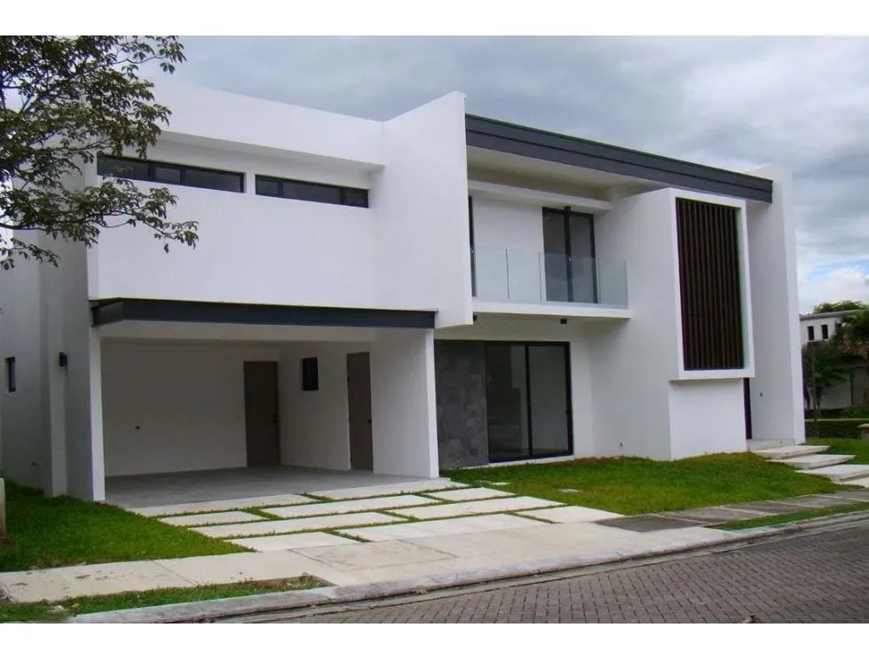 Ubicada dentro de un prestigioso condominio en Río Oro, esta casa completamente nueva fue diseñada ...