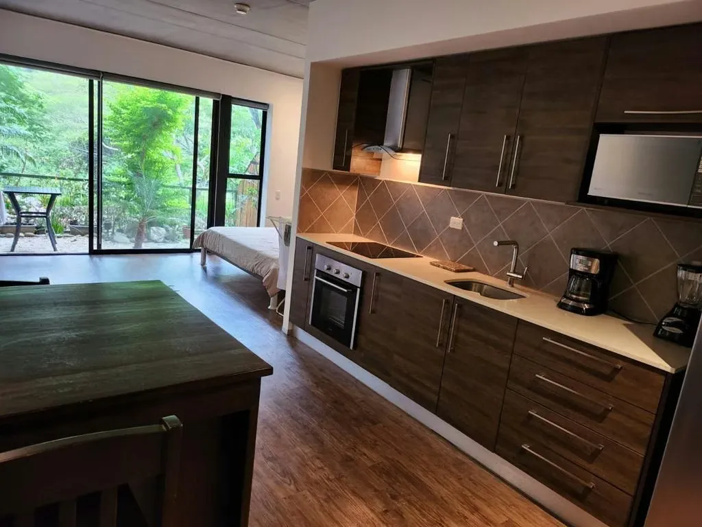 Sala, comedor, cocina, cuarto de pilas, 1 habitación, 1 baño, jardín, 2 parqueos
