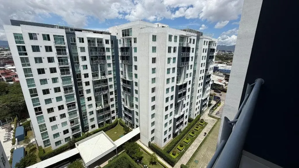Se vende hermoso apartamento ubicado en el piso 12 de una de las torres más modernas y completas de la ...