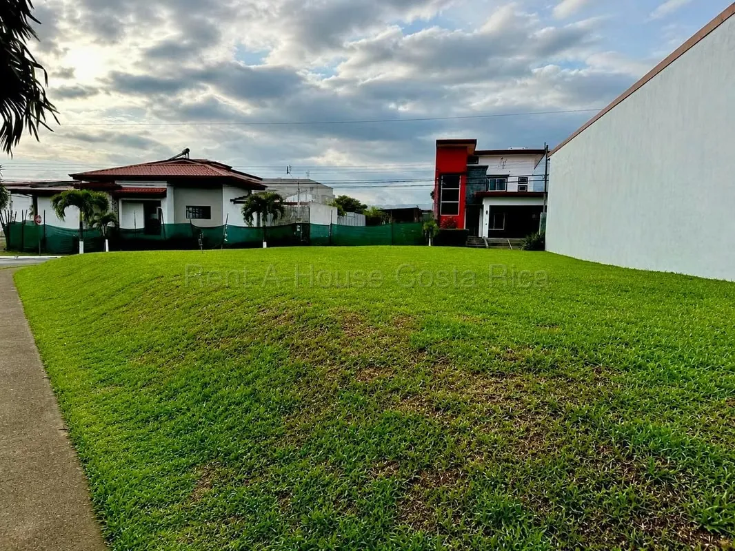 Venta lote residencial plano 389 m² en condominio con amenidades #26-1808 GS