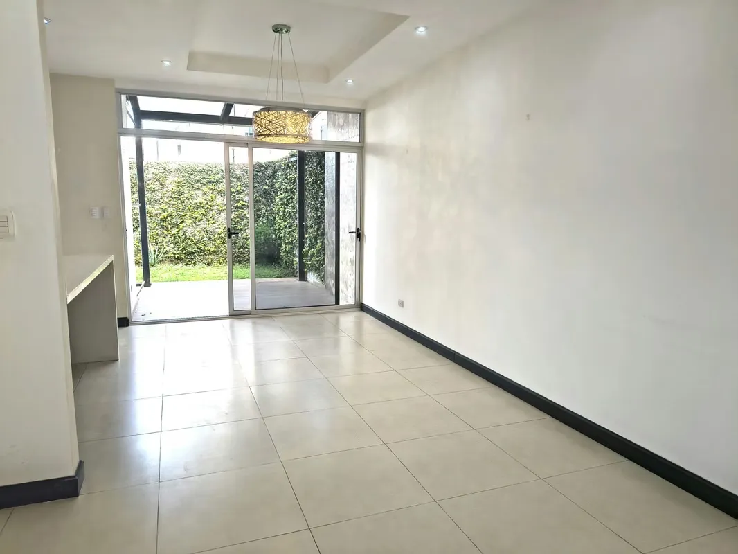 Sala, comedor, cocina, cuarto de pilas, baño de visitas, sala de TV, 3 habitaciones, 2 baños y 2 parqueos.