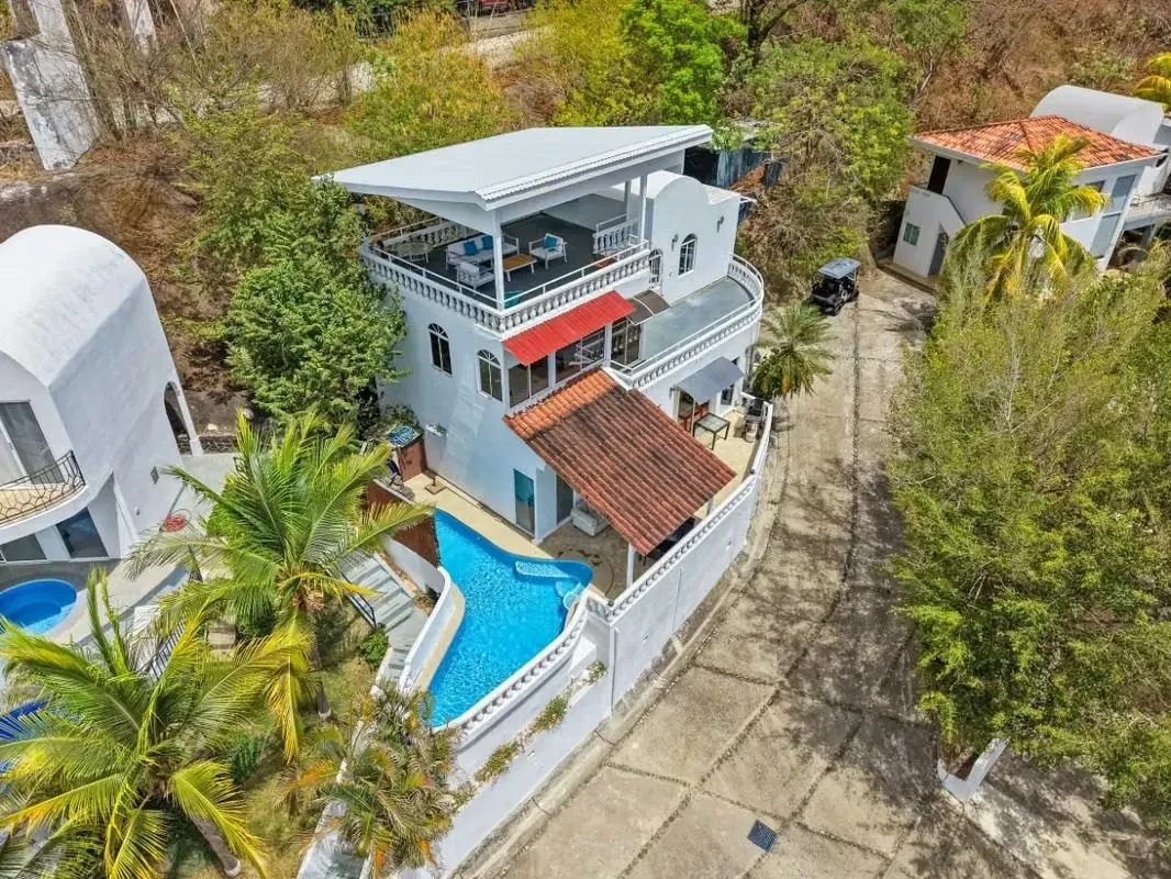 "Encaramada sobre Playas del Coco, Casa Perla es una casa con vista al mar de 3 habitaciones y 3 banos ubicada dentro de Okeanos, una intima comunidad cerrada de solo siete casas con ...