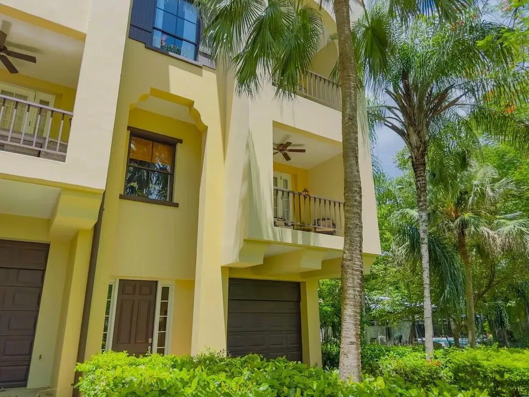 "Este amplio townhouse de 4 habitaciones y 4 banos ofrece la comodidad y distribucion de una casa con la conveniencia de la vida en condominio, ubicado dentro de la codiciada comunidad ...
