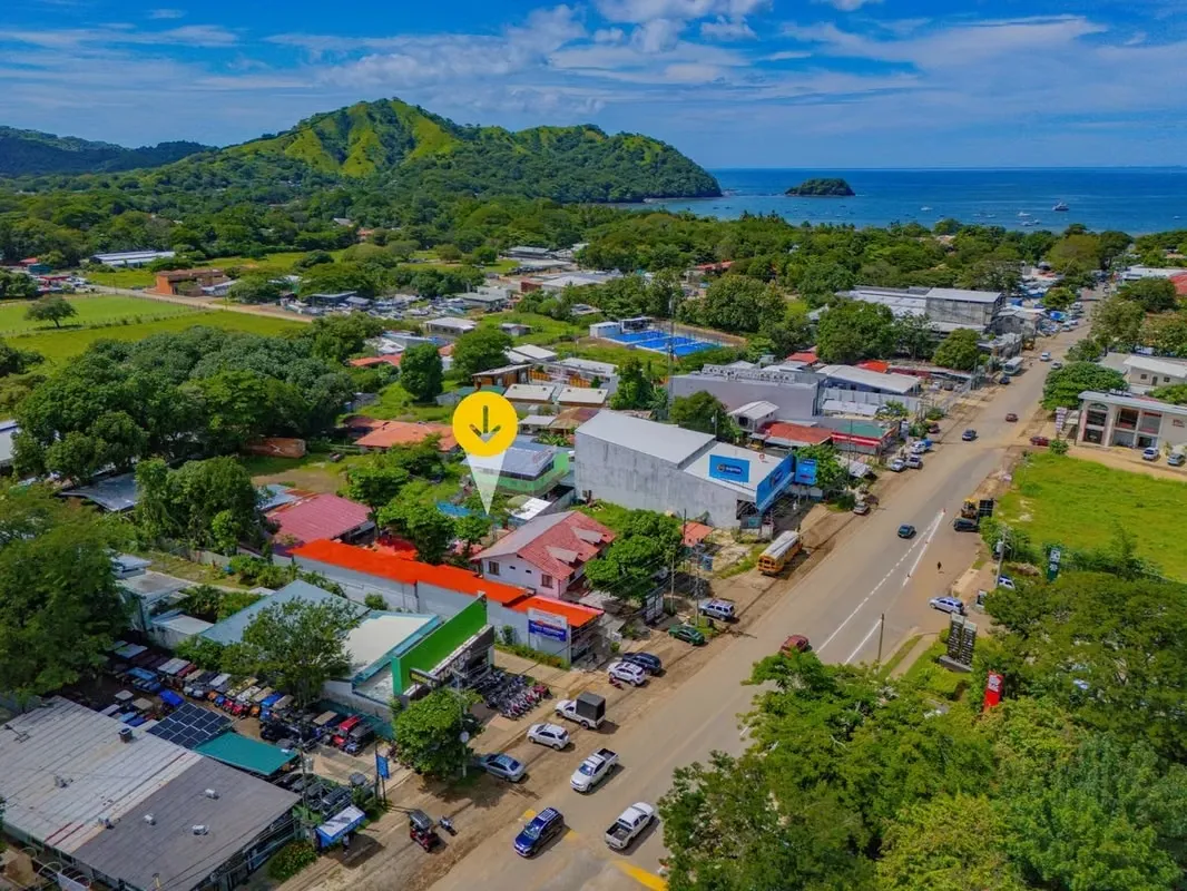 "Conocido localmente como el Edificio Almond Tree, esta propiedad de uso mixto ocupa una de las ubicaciones mas visibles y centrales de Playas del Coco, Guanacaste, Costa Rica. Se ubica ...