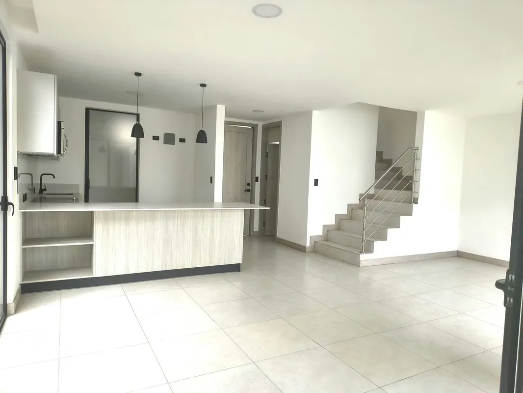 Sala, comedor, cocina, cuarto de pilas, baño de visitas, 3 parqueos, bodega, terraza, jardín, sala de TV, 3 habitaciones con AA, 2 baños.