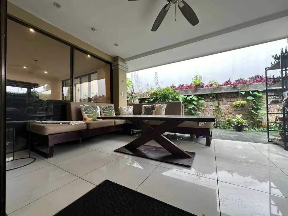 Casa en Alquiler Amueblada con excelente ubicación en Escazu
