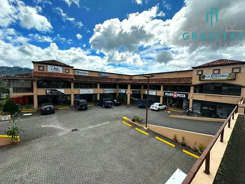 Se alquila local en Plaza frente a Calle Vieja Tres Ríos