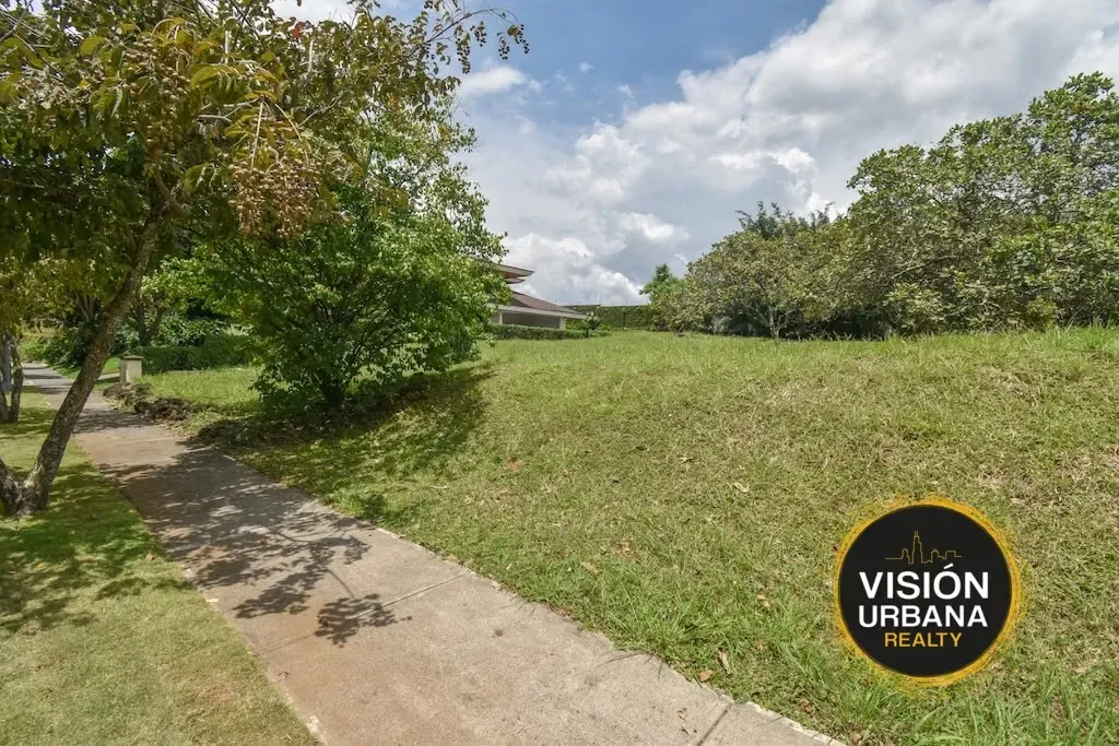 Ready-to-build 1080m² lot in the Hacienda Espinal Condominium in San Rafael de Alajuela, Phase 1. The condominium offers the following amenities: